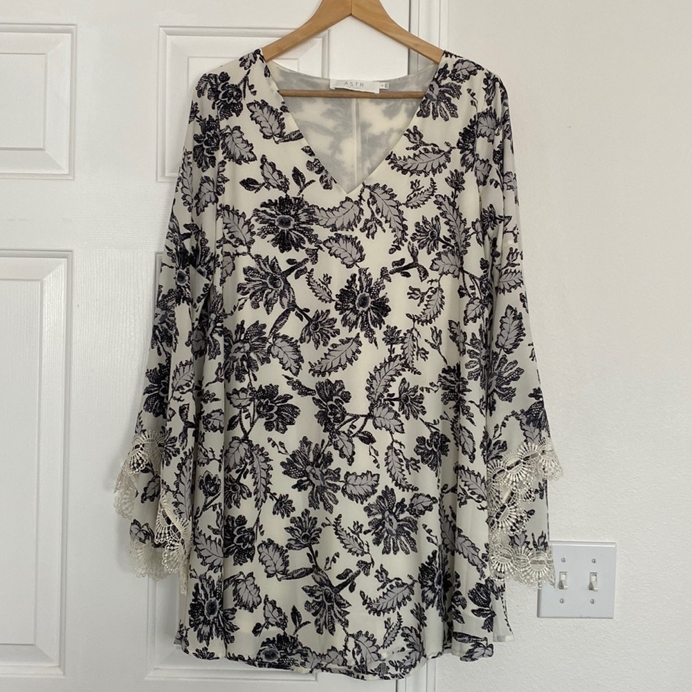 NWOT ASTR The Label mini dress with v-neck and statement sleeves. - Picture 1 of 16